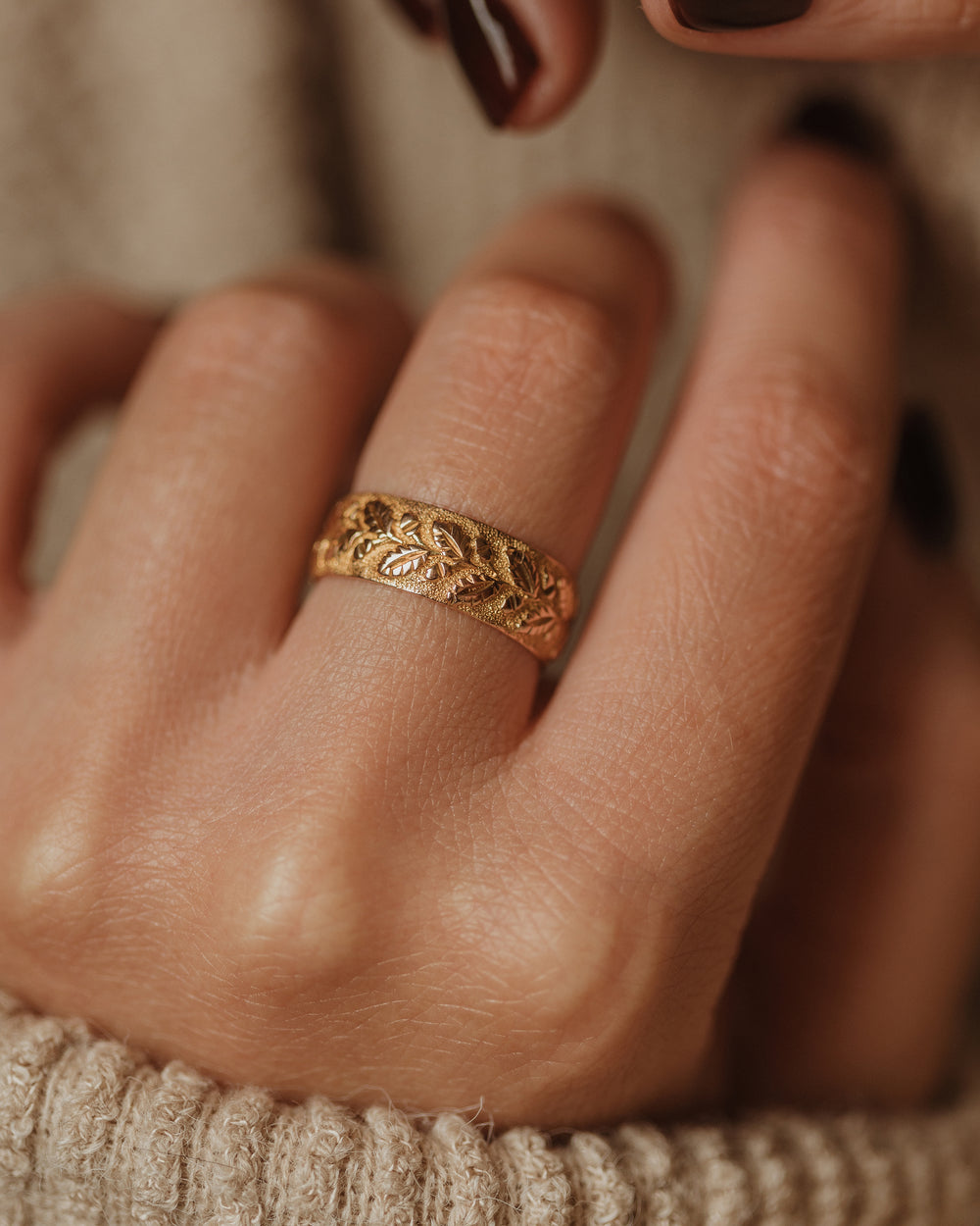 Trudy 1894 Antique Victorian 9ct Gold Foliate Band Ring