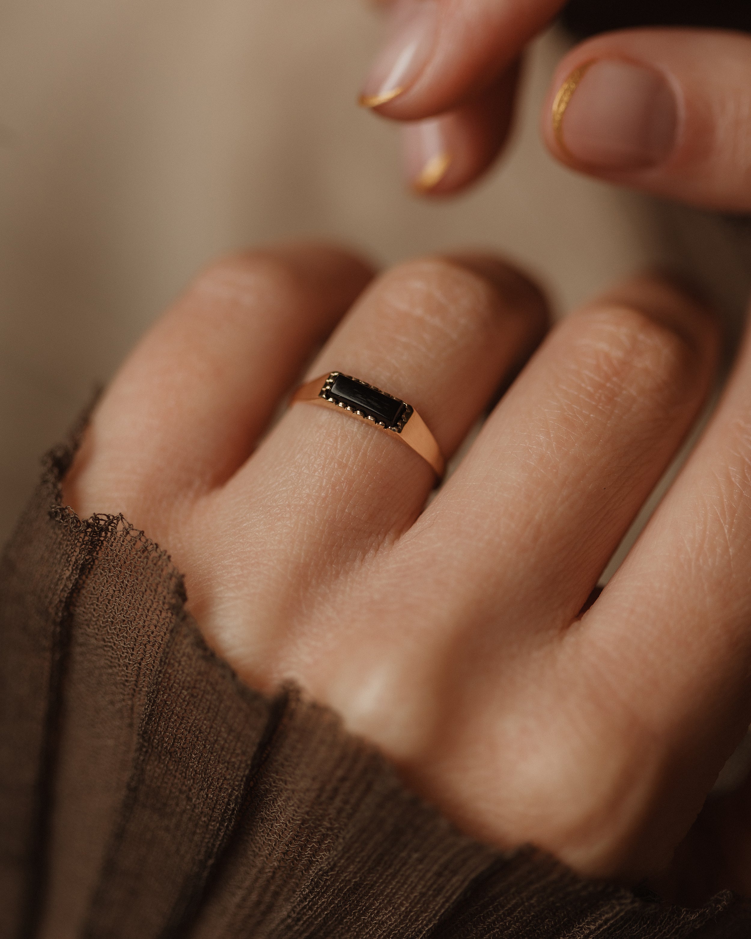 Image of Della Vintage 14ct Gold Onyx Signet Ring