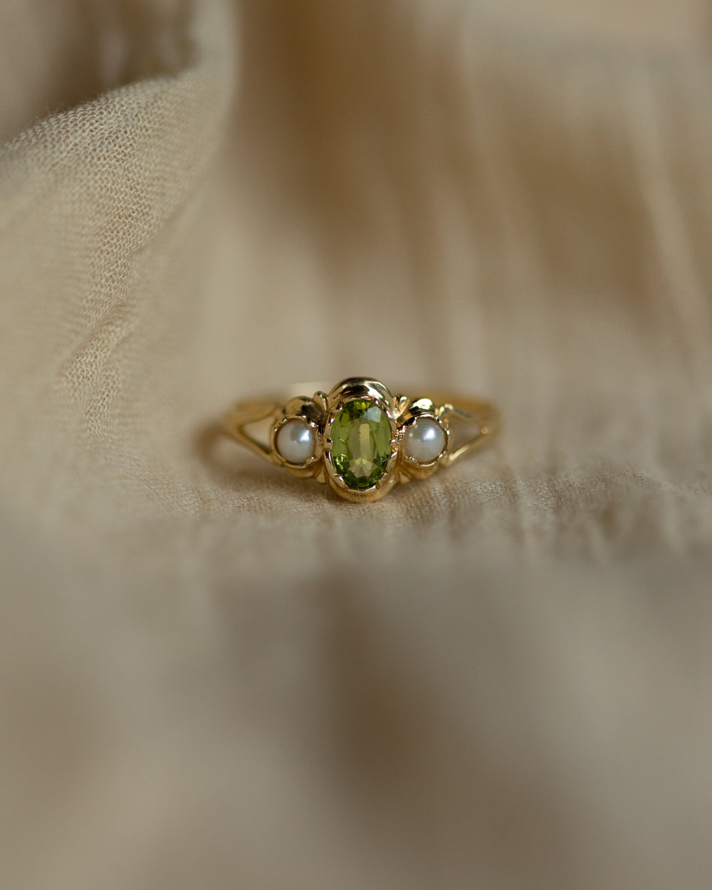 Regina Vintage 9ct Gold Peridot & Pearl Trilogy Ring