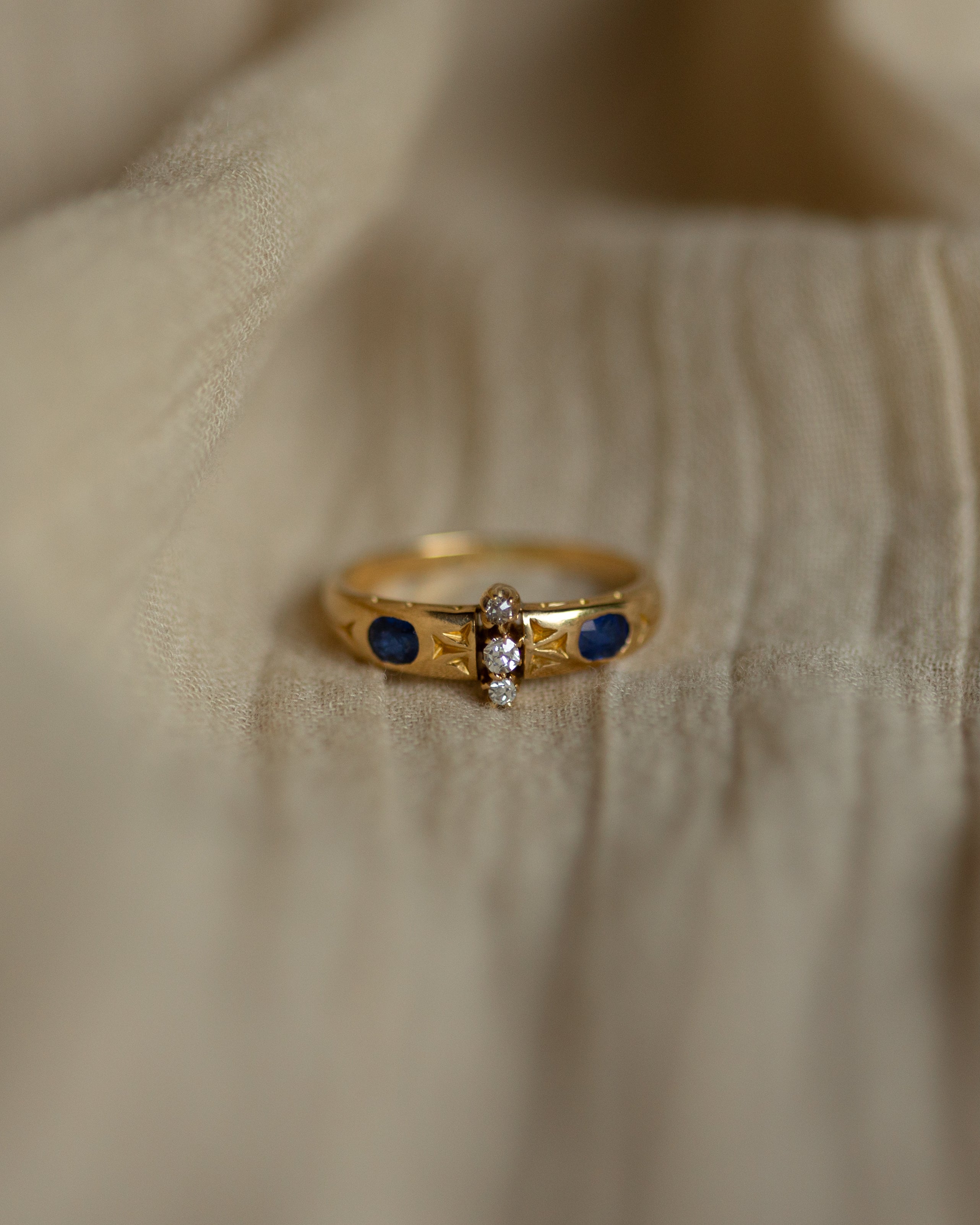 Meline Antique 18ct Gold Sapphire & Diamond Ring